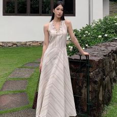 批发新款法式高级设计感米色V领<b class='q'>贝壳</b>挂脖a字裙咖色条纹无袖连衣裙女夏