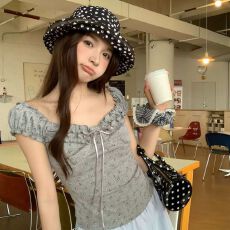 批发甜辣短款碎花蕾丝花边<b class='q'>短袖</b><b class='q'>T</b><b class='q'>恤</b><b class='q'>女</b>2026夏季新款设计感系带收腰上衣