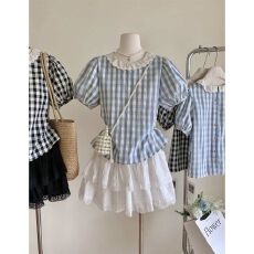 批发蓝色格子<b class='q'>短袖</b>衬衫女2026夏季新款设计感蕾丝边圆领泡泡袖衬衣上衣