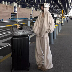 批发米杏色休闲运动套装女秋<b class='q'>冬</b>季时尚宽松连帽毛衣针织背心外套阔腿裤