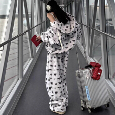 批发韩式小牛印花休闲运动套装女<b class='q'>春</b>秋季时尚潮流连帽卫衣阔腿裤两件套