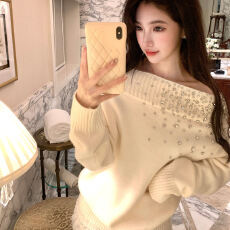 高级感镶钻一字领露肩毛衣外套女秋冬新款慵懒宽松百搭针织衫上衣