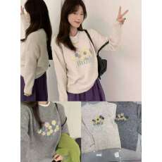 批发2025年秋冬韩系小众手缝小花刺绣圆领套头毛衣女宽松百搭针织上衣
