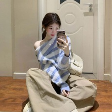 蓝色条纹绞花针织毛衣女秋冬新款韩版时尚百搭斜领露肩打底衫上衣