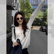 批发巨好看的早秋季穿搭白色v领长袖针织衫女韩系慵懒高级感轻薄上衣