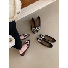 批发2026春季新款设计感平底单鞋女水钻扣浅口软底百搭气质一脚蹬单鞋