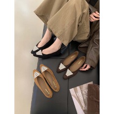 批发美拉德风棕色绒面尖头单鞋女2026新款水钻浅口平底鞋软底通勤瓢鞋