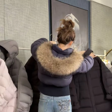 初雪告白2025冬新款90白鸭绒毛领羽绒服