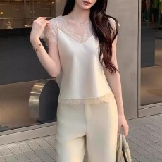 批发2026夏季新款洋气<b class='q'>百搭</b>显瘦上衣时尚设计感蕾丝拼接V领背心内搭女