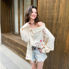 批发原版1：1/ 适合直播品质店/条纹斜肩<b class='q'>衬衫</b>宽松<b class='q'>印花</b><b class='q'>衬衣</b>露肩设计感