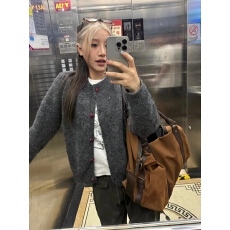 批发原版原色，直播品质/<b class='q'>兔毛</b>针织<b class='q'>毛衣</b>开衫爱心纽扣猫猫刺绣重磅加厚