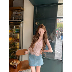 批发韩系翻领冰丝<b class='q'>针织衫</b>背心女夏季2026新款洋气收腰褶皱别致无袖上衣