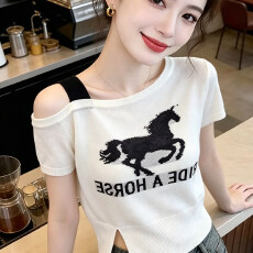 批发时尚甜辣妹<b class='q'>不规则</b>斜领小马字母印花短袖女小众修身露肩上衣夏休闲