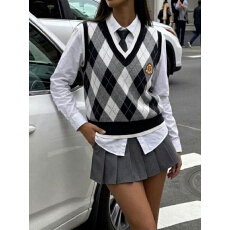 学院风格V领套头菱格刺绣短款针织马夹 显瘦气质