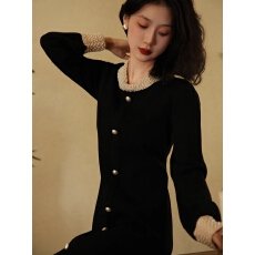批发网红气质黑色珍珠装饰连衣裙女秋新款重工法式小黑裙复古针织长裙