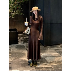 批发复古<b class='q'>连衣裙</b>修身圆领水滴扣瘦秋冬新款打底喇叭袖针织长裙温柔女