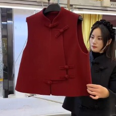 批发2026新中式国风盘扣马甲外套女<b class='q'>冬</b>季高级轻奢过年红色马夹上衣
