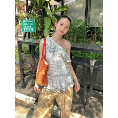 批发新品爆款洋气斜肩不规则碎花刺绣<b class='q'>小衫</b>
