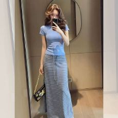 批发初夏季2026新款夏天穿搭一整套ootd减龄巨好看的条纹上衣<b class='q'>裙</b>子套装