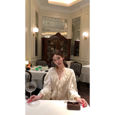 批发OYFF 12/23 20点【金盏爵士】抽皱蕾丝荷叶边V领衬衫宽松显瘦上衣