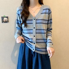 批发慵懒风V领条纹针织开衫<b class='q'>女</b>早秋季大码胖mm百搭减龄单排扣毛衣外套