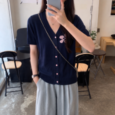 批发法式藏青色花朵V领<b class='q'>针织</b>短袖T恤女夏季大码胖MM轻奢高级感显瘦上衣