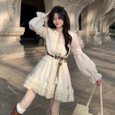 异域氛围感波西米亚灯笼袖系带连衣裙初秋小众设计感褶皱花边短裙