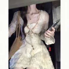 批发（高质量）枫林漫卷新款纯欲法式设计绣花<b class='q'>连衣裙</b>辣妹秋季长袖收腰