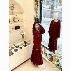 批发一整套高腰红色半身裙+连帽针织毛衣时尚减龄<b class='q'>两件套</b>装