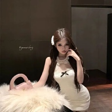 批发蕾丝拼接<b class='q'>挂</b><b class='q'>脖</b><b class='q'>连衣裙</b>女秋季纯欲风千金感修身短裙杏色紧身包臀裙子