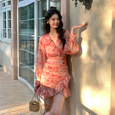 批发<b class='q'>外贸</b> 法式印花<b class='q'>连衣裙</b>浪漫V领荷叶边收腰包臀裙