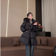 批发2025新款90绒中长款收腰羽绒服女长袖连帽翻领女装轻职风毛呢边1
