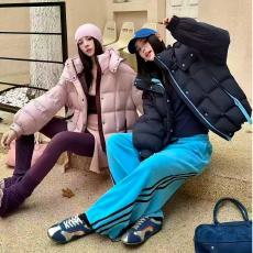 批发25年撞色系列天花板短款羽绒服新双口国标90白鸭绒冬