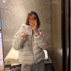 批发<b class='q'>冬</b>季保暖超轻连帽极简风短款排骨羽绒服