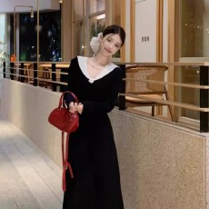 批发赫本风花朵黑色针织<b class='q'>连衣裙</b>女秋冬2026新款气质配大衣修身内搭长裙