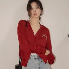 批发红色蝴蝶结毛衣<b class='q'>开衫</b>女秋冬2026春秋宽松经典提花v领<b class='q'>羊毛</b>上衣外套