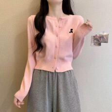 批发多巴胺粉色薄款针织开衫短款长袖外套初秋穿搭韩系chic别致上衣<b class='q'>女</b>