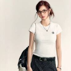 批发复古美式纯色刺绣辣妹纯欲风短款t恤收腰短袖正肩上衣甜辣打底衫