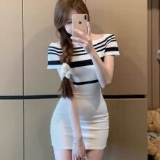 批发黑白条纹露肩短袖<b class='q'>连衣裙</b>女夏季设计感收腰针织裙子显身材包臀短裙