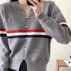 批发秋<b class='q'>冬</b>新款V领条纹撞色胸前小狗刺绣下摆开插长袖针织衫打底