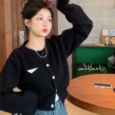 批发小众黑色内搭针织衫<b class='q'>毛衣</b>女秋季设计感慵懒风长袖上衣短款<b class='q'>开衫外套</b>