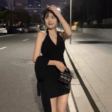 批发挂脖连衣裙女<b class='q'>春</b>装韩版2026新款性感辣妹设计感修身显瘦小黑裙夏季