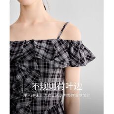 法式复古格纹一字肩吊带女夏荷叶边露肩收腰显瘦氛围感辣妹小衫