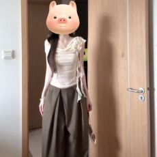 批发已出货 <b class='q'>花朵</b>短袖<b class='q'>t</b><b class='q'>恤</b>女夏季设计感收腰褶皱背心斜肩短款上衣