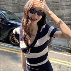 批发韩版条纹V领套头上衣短袖女2026年<b class='q'>夏</b>季复古麻花显瘦毛衣