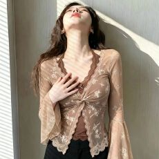 批发纯欲蕾丝V领喇叭袖系带<b class='q'>衬衫</b>女夏季新款显瘦气质上衣潮