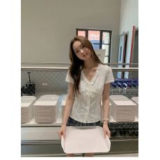 批发<b class='q'>白色</b>荷叶边V领正肩短袖衬衫女夏季设计感上衣