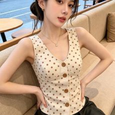 批发杏色V领收腰印花时尚松弛吊带背心女士2026夏季辣妹穿搭甜辣上衣
