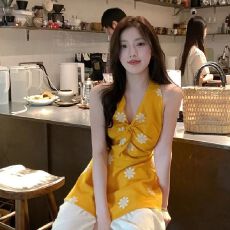 批发法式多巴胺黄色V领无袖吊带背心女2026夏季收腰显瘦外穿上衣潮