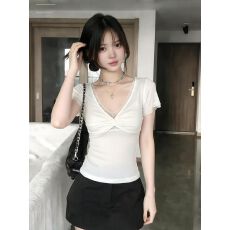 批发纯欲辣妹风V领蕾丝拼接褶皱短袖T恤<b class='q'>女</b>夏季<b class='q'>新款</b>高级感修身显瘦上衣